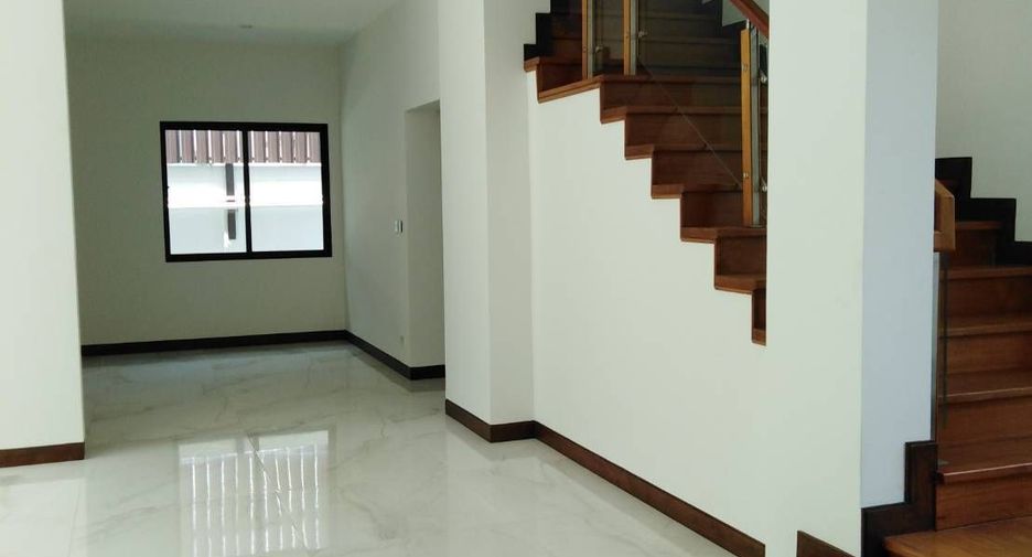 For sale 4 bedrooms house in Huai Khwang, Bangkok