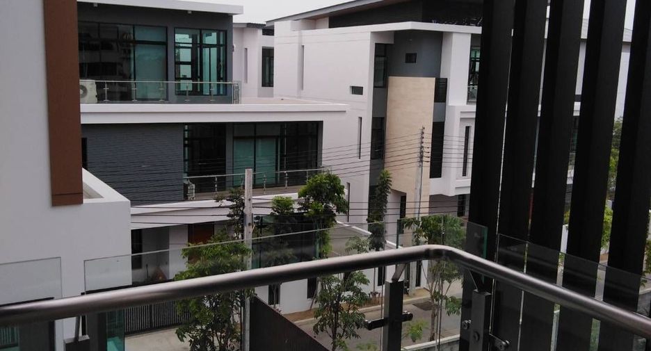 For sale 4 bedrooms house in Huai Khwang, Bangkok