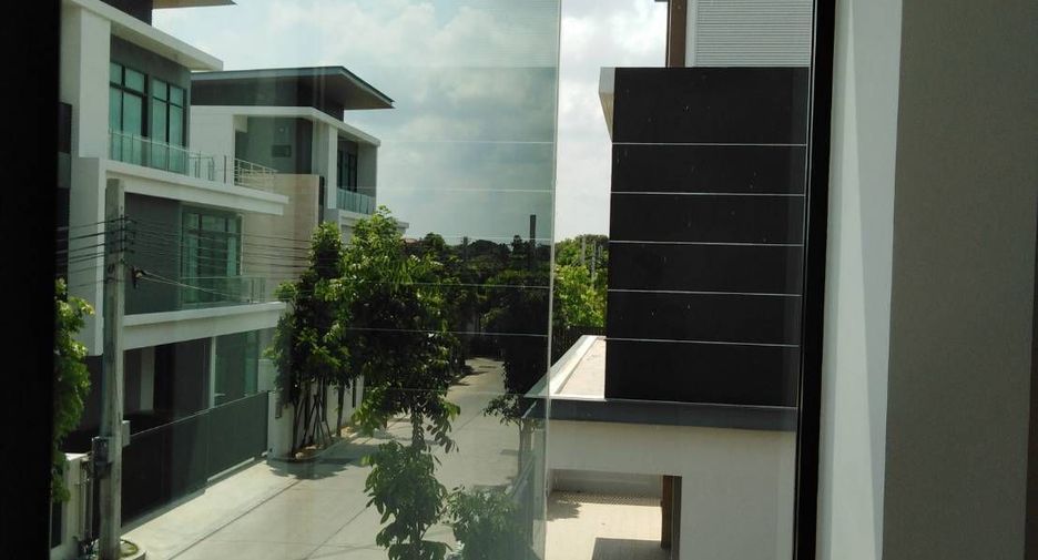 For sale 4 bedrooms house in Huai Khwang, Bangkok