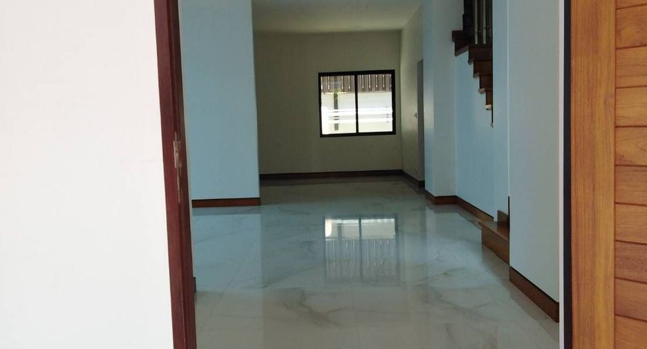 For sale 4 bedrooms house in Huai Khwang, Bangkok
