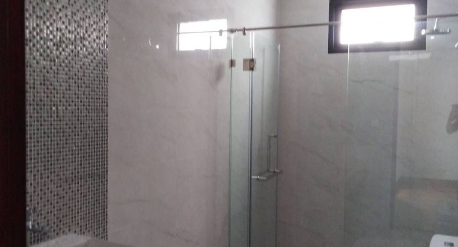 For sale 4 bedrooms house in Huai Khwang, Bangkok