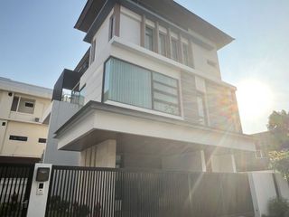 For sale 4 bedrooms house in Huai Khwang, Bangkok