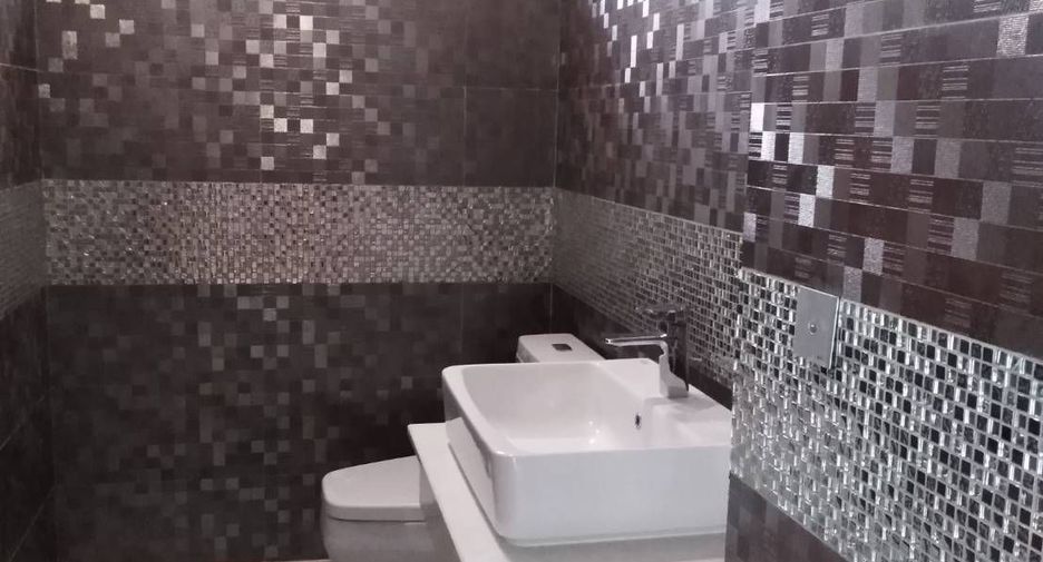 For sale 4 bedrooms house in Huai Khwang, Bangkok