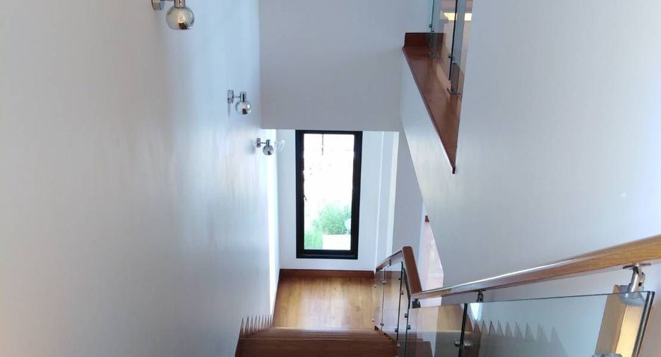 For sale 4 bedrooms house in Huai Khwang, Bangkok