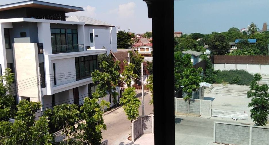 For sale 4 bedrooms house in Huai Khwang, Bangkok