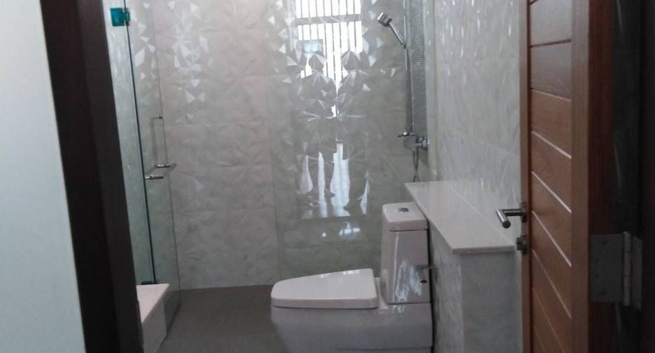 For sale 4 bedrooms house in Huai Khwang, Bangkok