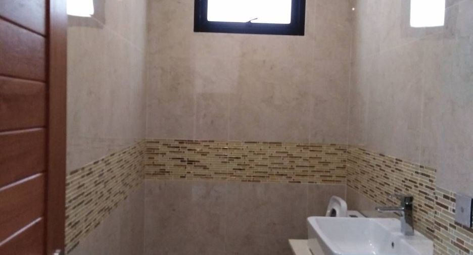 For sale 4 bedrooms house in Huai Khwang, Bangkok