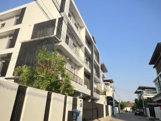 For sale 4 bedrooms house in Huai Khwang, Bangkok