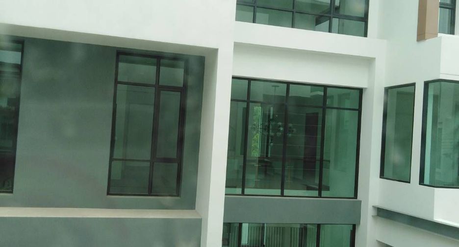 For sale 4 bedrooms house in Huai Khwang, Bangkok