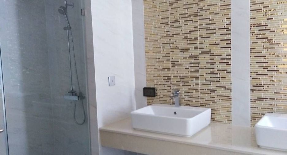 For sale 4 bedrooms house in Huai Khwang, Bangkok