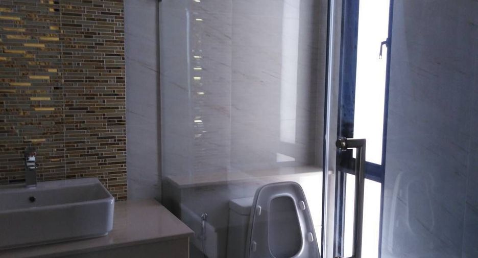 For sale 4 bedrooms house in Huai Khwang, Bangkok