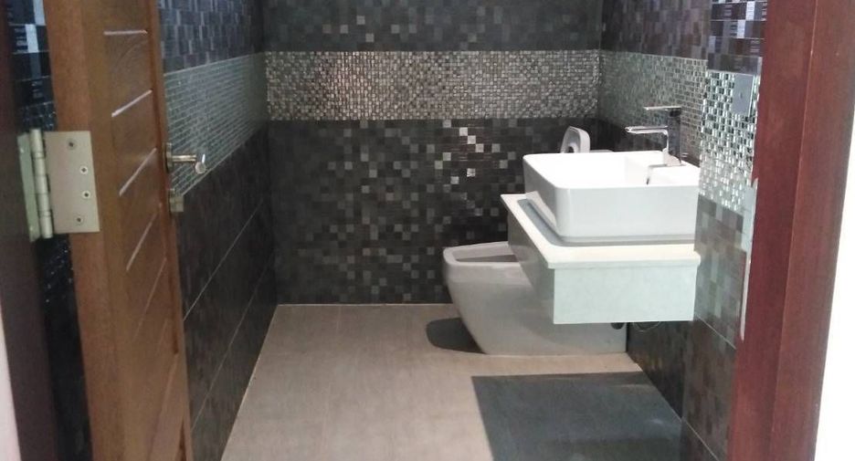 For sale 4 bedrooms house in Huai Khwang, Bangkok