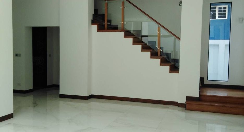 For sale 4 bedrooms house in Huai Khwang, Bangkok