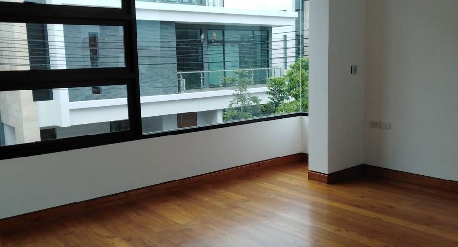 For sale 4 bedrooms house in Huai Khwang, Bangkok