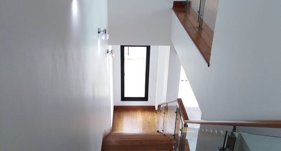 For sale 4 bedrooms house in Huai Khwang, Bangkok