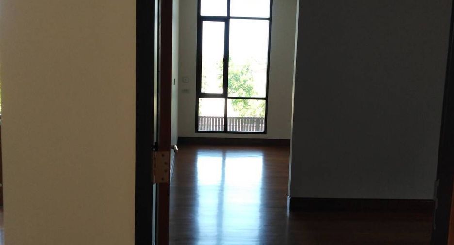 For sale 4 bedrooms house in Huai Khwang, Bangkok
