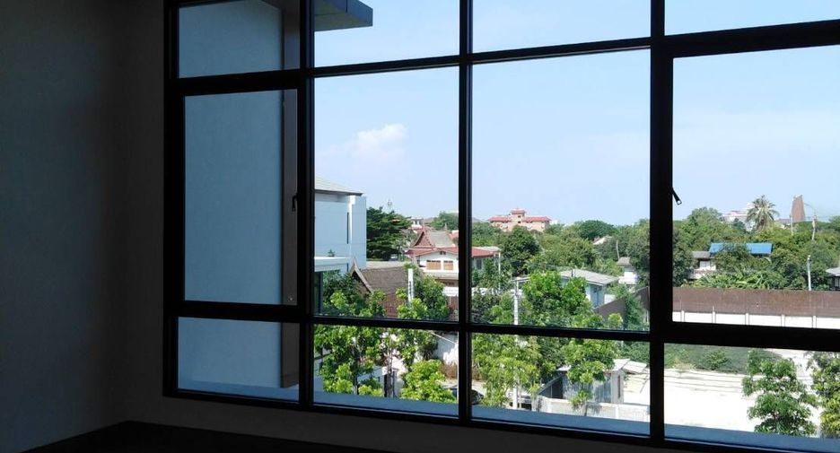 For sale 4 bedrooms house in Huai Khwang, Bangkok