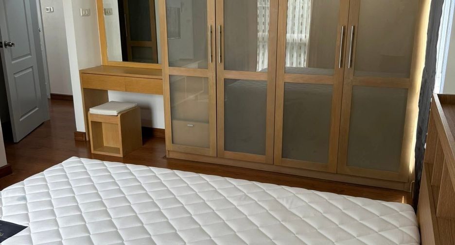 For rent 2 bedrooms condo in Phra Khanong, Bangkok