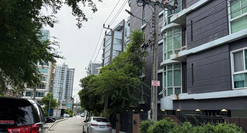 For rent 2 bedrooms condo in Phra Khanong, Bangkok
