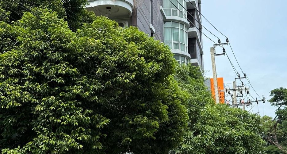 For rent 2 bedrooms condo in Phra Khanong, Bangkok