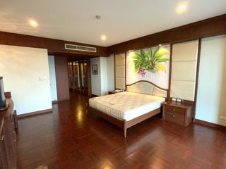 For rent 3 bedrooms condo in Yan Nawa, Bangkok