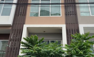 For rent 3 bedrooms townhouse in Yan Nawa, Bangkok