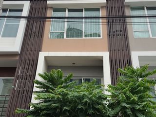 For rent 3 bedrooms townhouse in Yan Nawa, Bangkok