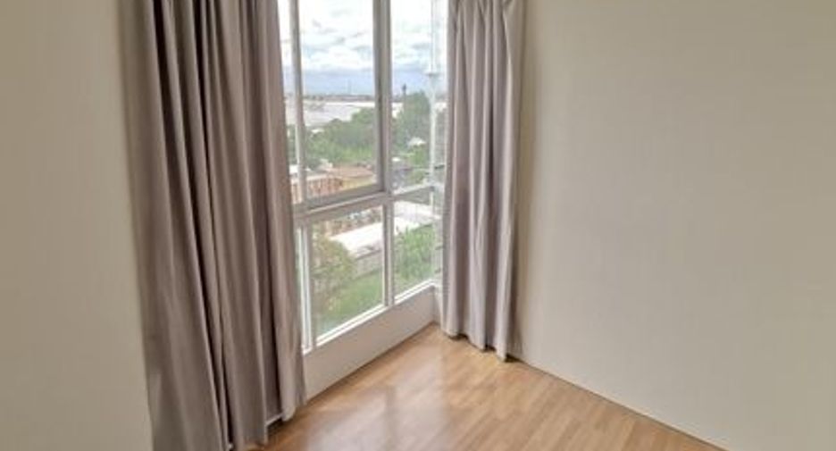 For sale 2 ベッドルーム condo in Bang Sao Thong, Samut Prakan