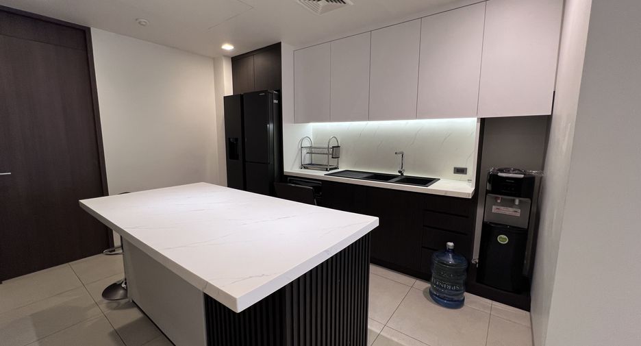 For rent 3 bedrooms condo in Khlong Toei, Bangkok