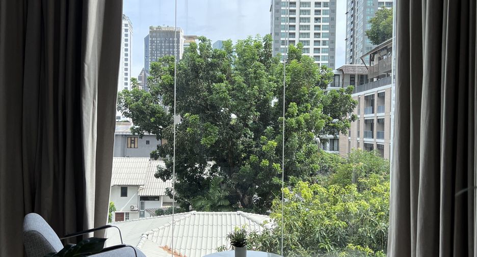 For rent 3 bedrooms condo in Khlong Toei, Bangkok