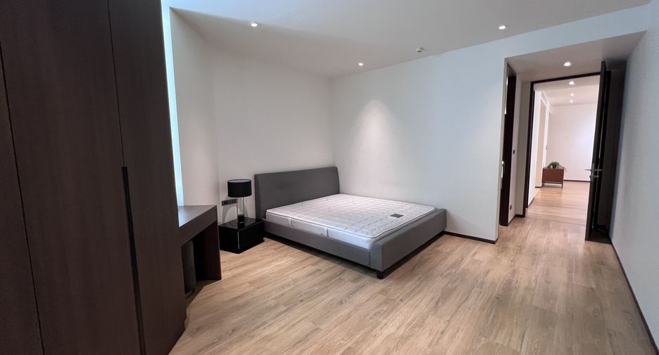For rent 3 bedrooms condo in Khlong Toei, Bangkok
