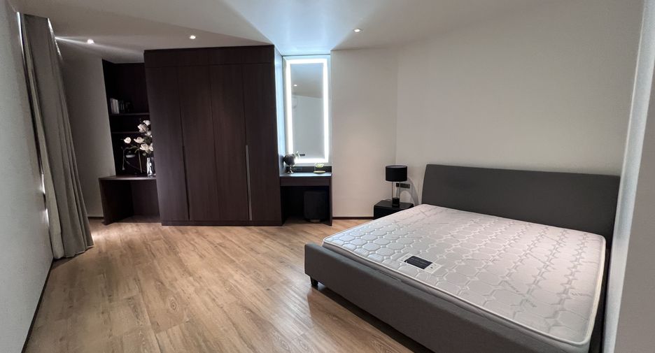 For rent 3 bedrooms condo in Khlong Toei, Bangkok