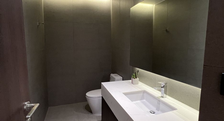 For rent 3 bedrooms condo in Khlong Toei, Bangkok