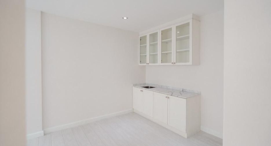Reihenhaus zum Kauf mit 4 Zimmer in Watthana, Bangkok