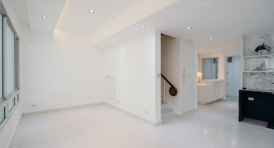 Reihenhaus zum Kauf mit 4 Zimmer in Watthana, Bangkok