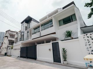 For sale 4 bedrooms townhouse in Watthana, Bangkok