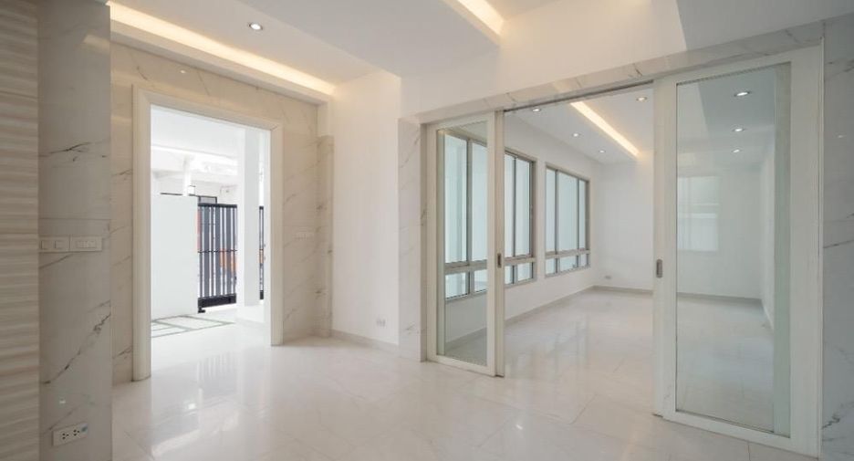 Reihenhaus zum Kauf mit 4 Zimmer in Watthana, Bangkok