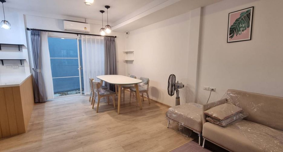Casa adosada en alquiler de 3 habitaciones en Prawet, Bangkok