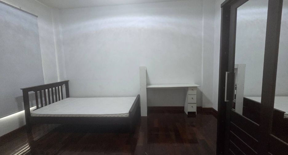 À louer 3 chambres maison à Suan Luang, Bangkok