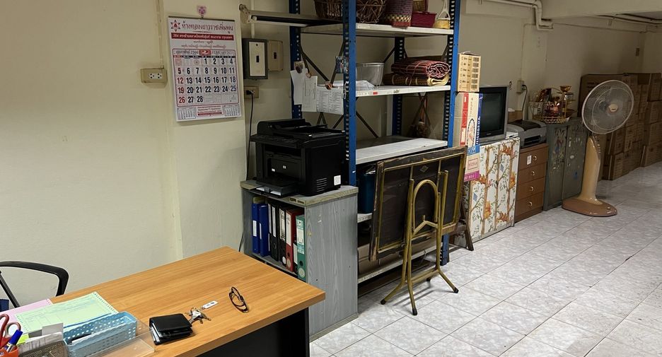 For sale 3 bedrooms retail Space in Mueang Samut Prakan, Samut Prakan