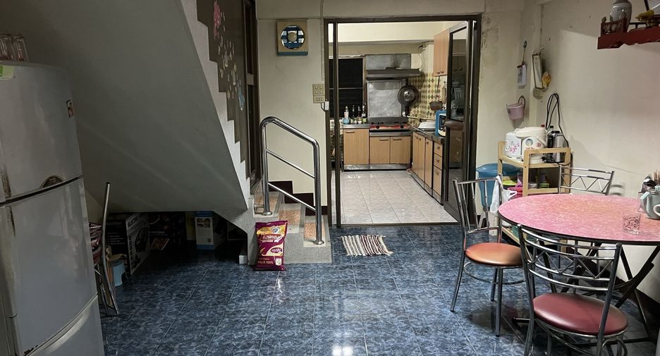 For sale 3 bedrooms retail Space in Mueang Samut Prakan, Samut Prakan