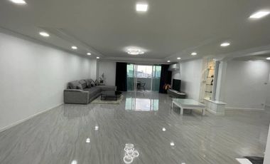 For rent 3 bedrooms condo in Watthana, Bangkok