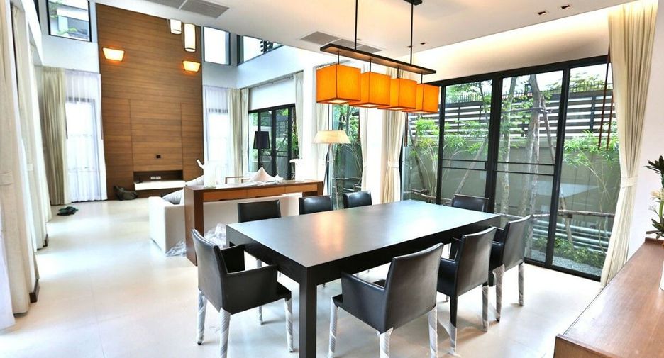 For rent 3 bedrooms house in Watthana, Bangkok