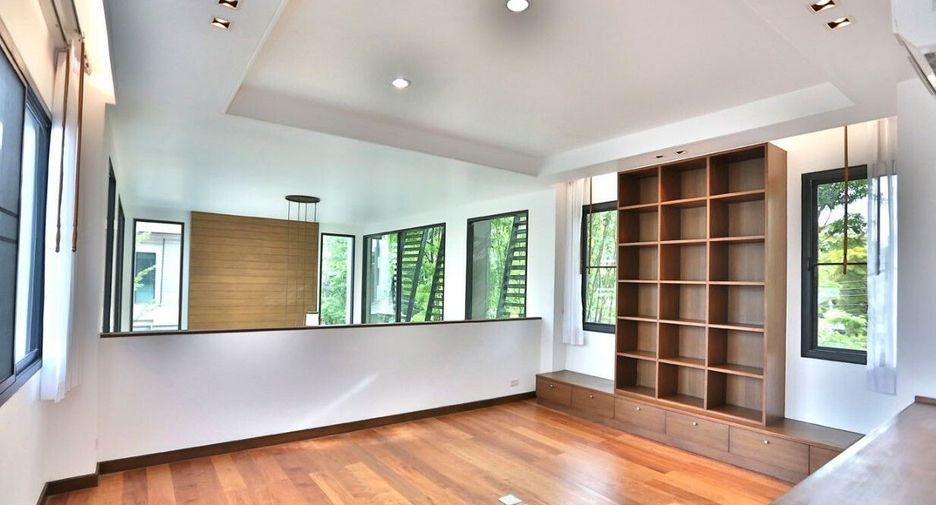For rent 3 bedrooms house in Watthana, Bangkok