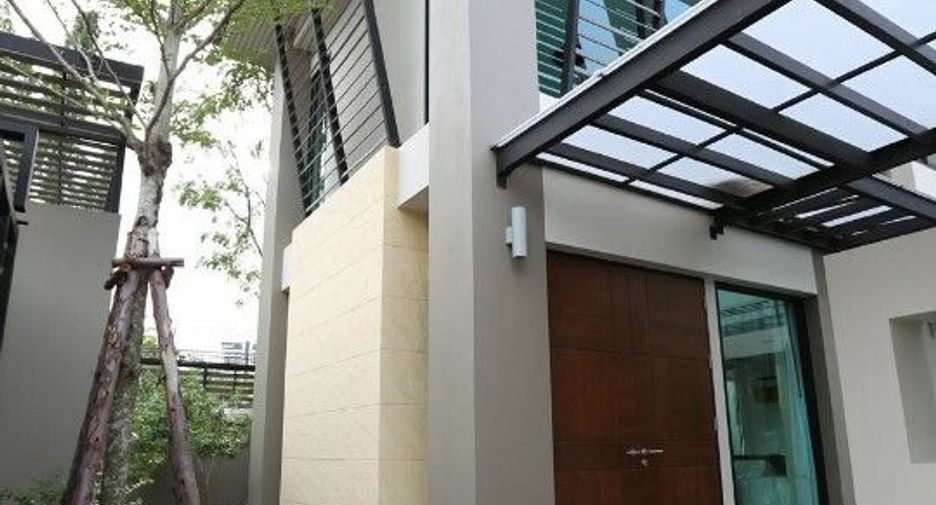 For rent 3 bedrooms house in Watthana, Bangkok