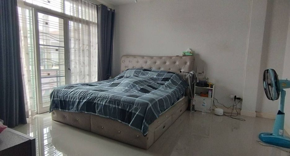 For sale 3 bedrooms townhouse in Bang Khae, Bangkok