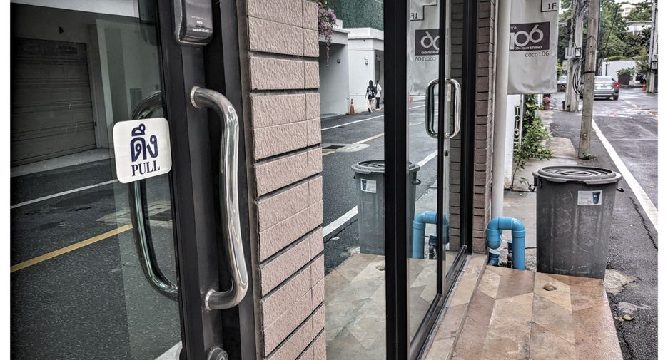 Gewerbefläche zur Miete mit 2 Zimmer in Watthana, Bangkok