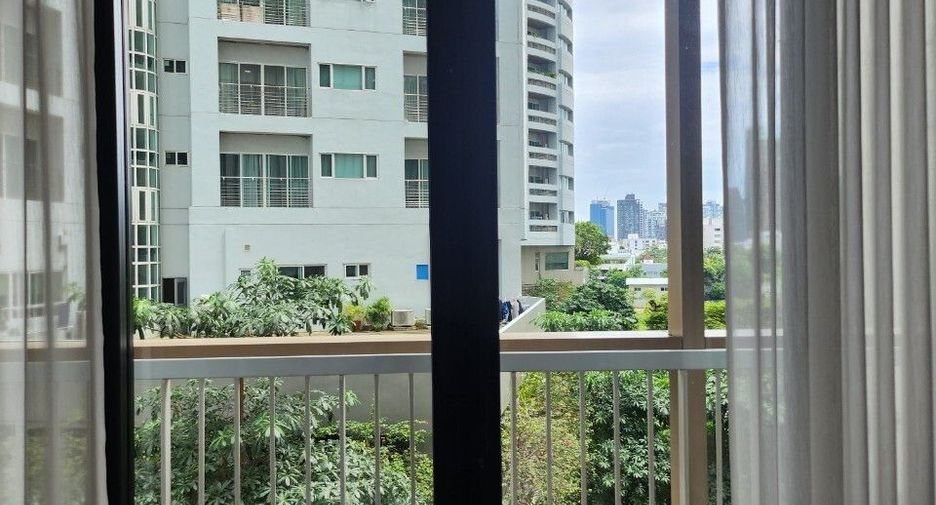For rent studio condo in Khlong Toei, Bangkok