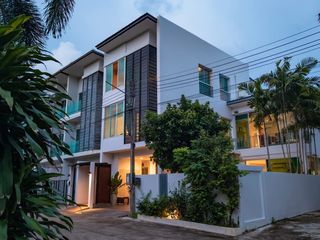 For rent 4 bedrooms villa in Mueang Phuket, Phuket