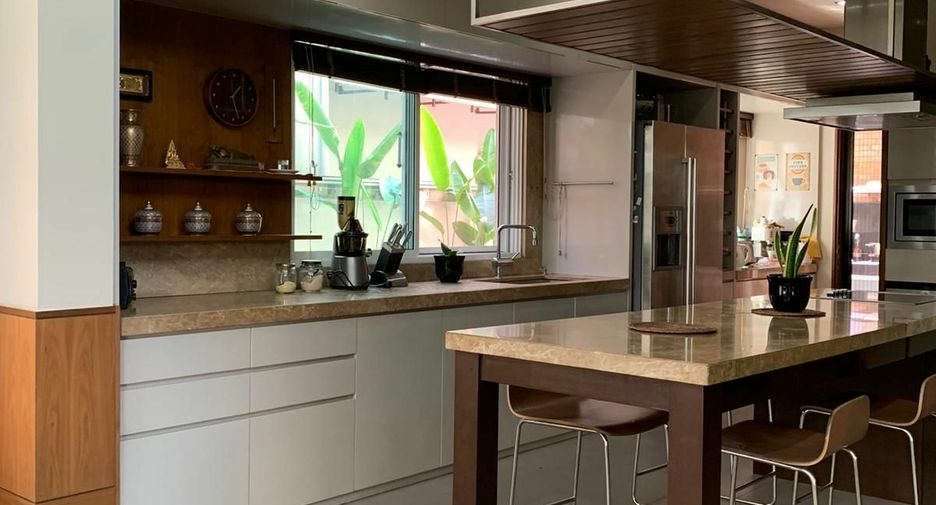 For sale 4 bedrooms house in Bang Kapi, Bangkok